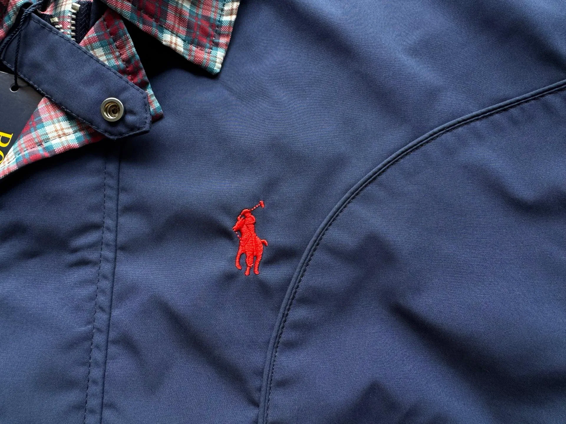 P300 💙Ralph Lauren Vintage Harrington Jacket, dark indigo with red pony logo, full of British retro feel! Soft fabric, comfortable to wear, classic fit + lapel design, plaid embellishments on cuffs and collar, great details ✨ The Harrington jacket represents low-key and approachability. In other words, it is not as rigid as a Chinese tunic suit, nor as high-end as a suit. Another point is that the Harrington jacket is adaptable. It does not look strange to wear on almost any figure or occasion. No matter you are young and handsome or you are middle-aged and fat, this style of jacket can hold up.               Color: Navy Blue Apricot Size: Length Bust Shoulder Width Sleeve Length M 68 124 57 60 L 70 128 58.5 62 XL 72 132 60 64